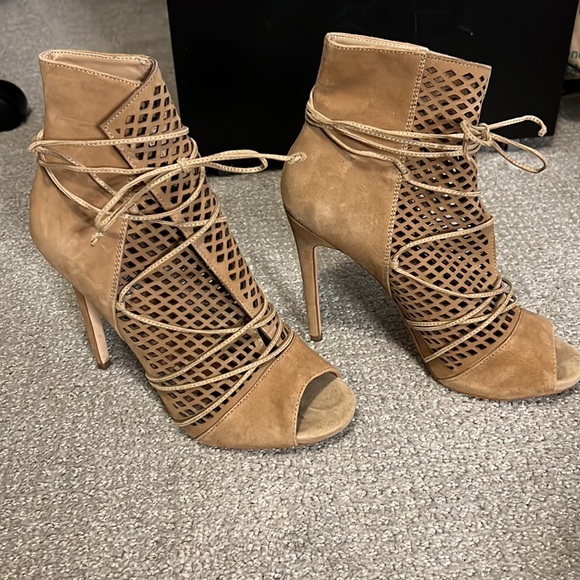 LOVIN’ STEVE MADDEN ANKLE BOOTS - Picture 2 of 4